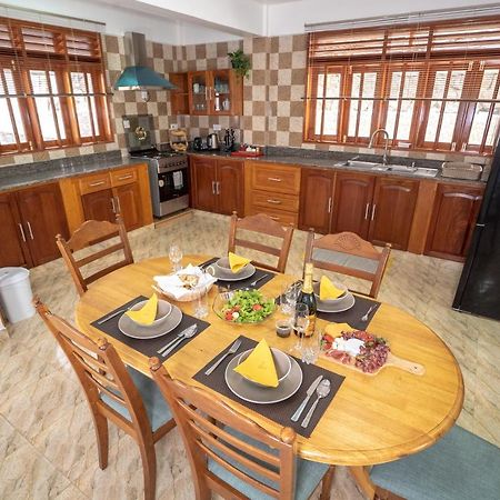 La Belle Residence Self Catering Accommodation Beau Vallon  Esterno foto